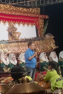 Sedekah Bumi Legenonan Karyomukti Meriah, Plt Bupati Pekalongan Ajak Warga Bersyukur dan Dukung Pembangunan Infrastruktur